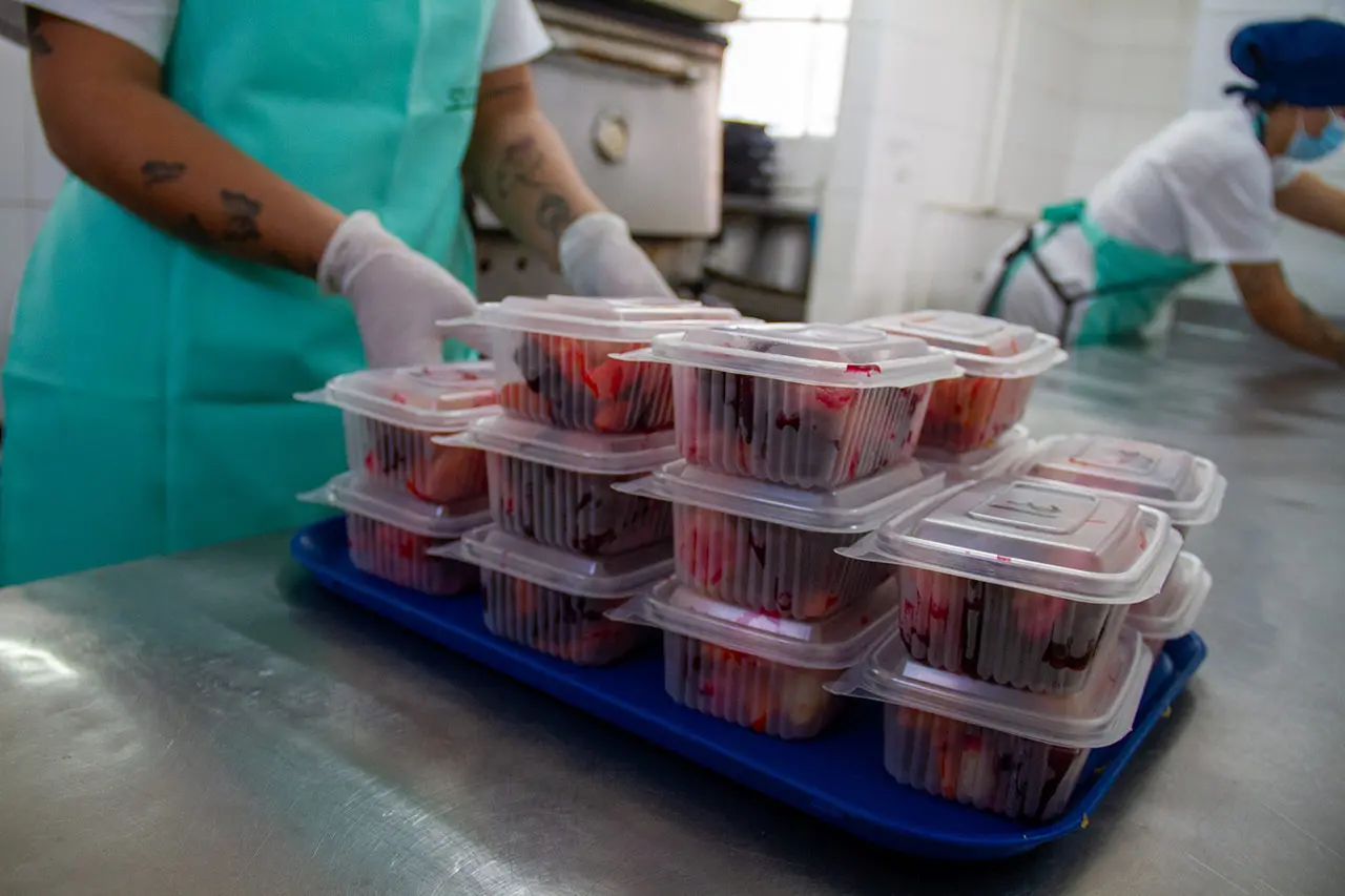 Postres envasados en recipientes individuales sobre una bandeja