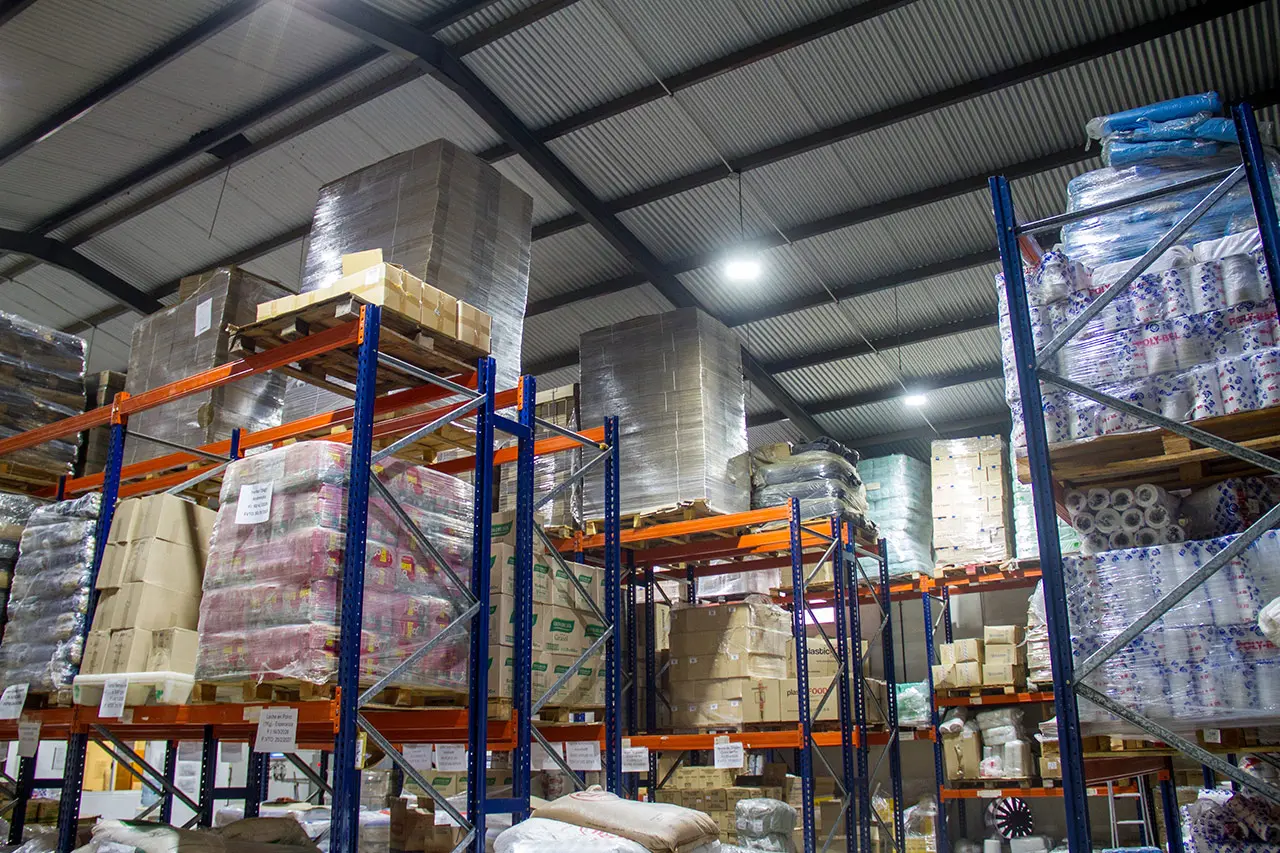 Depósito de alimentos con estanterías y mercadería paletizada