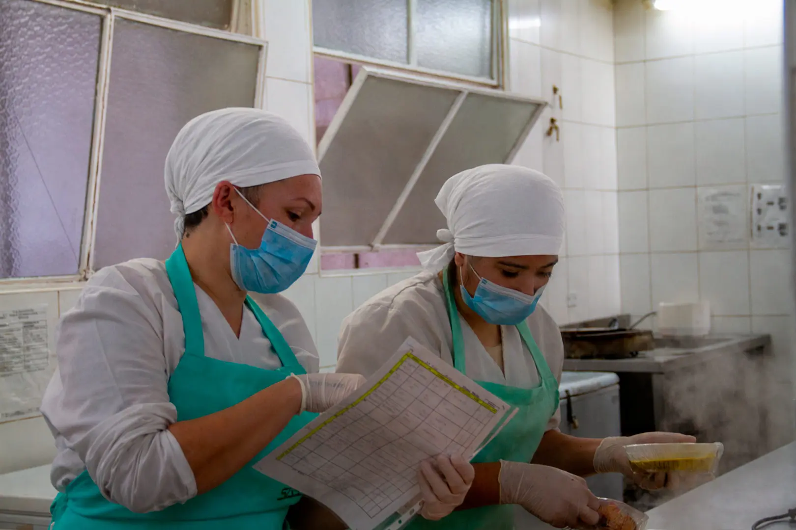 Personal de SASA controlando planillas de calidad en la cocina