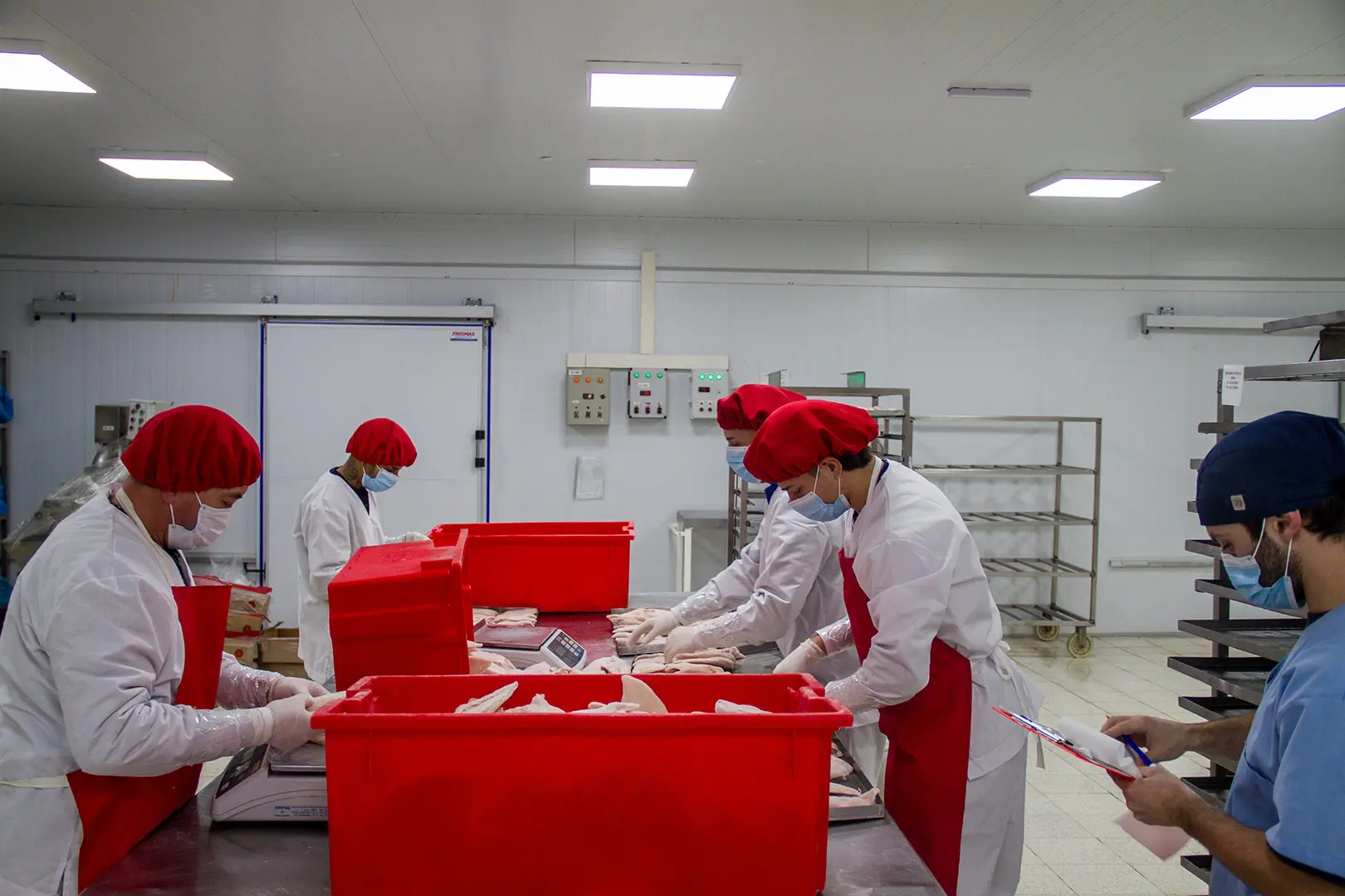 Personal de SASA preparando alimentos en la planta de producción
