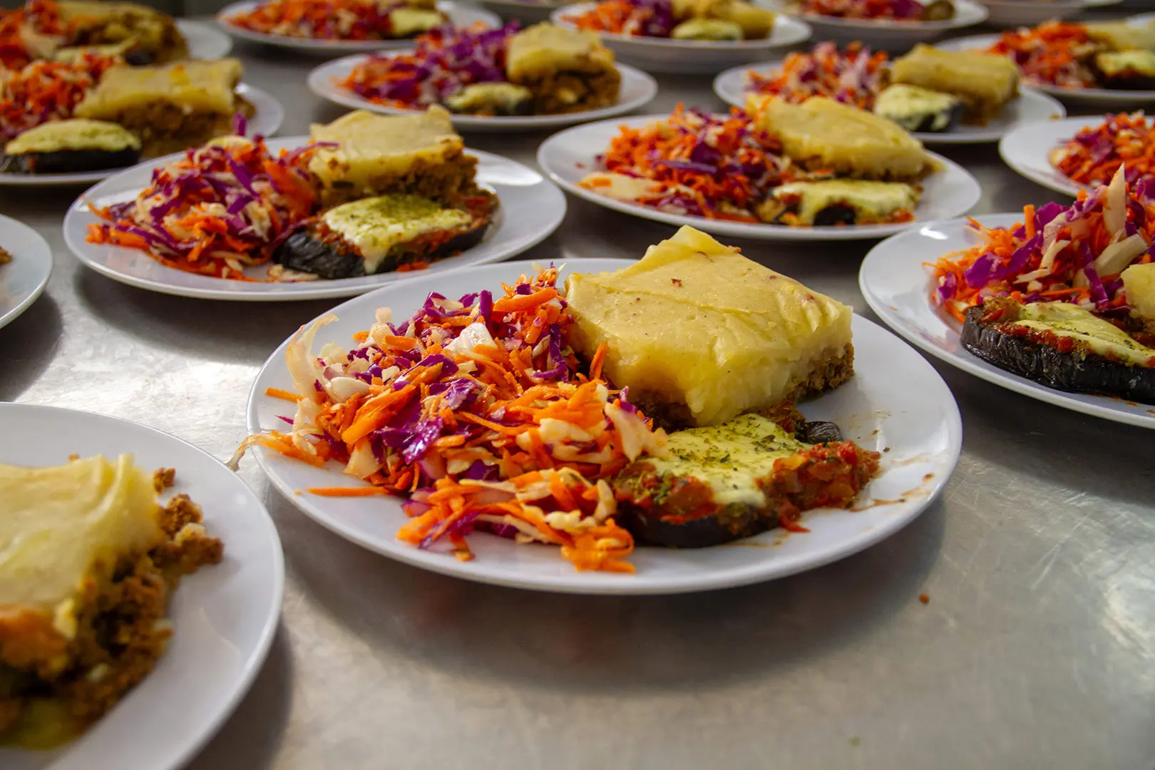 Platos de comida elaborada con ensalada listos para servir